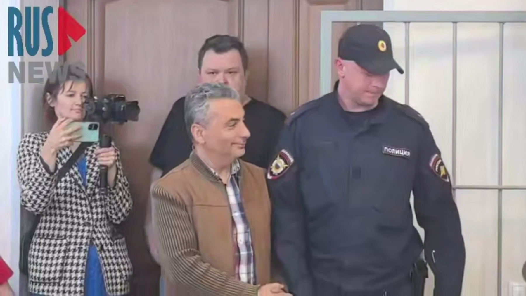 Суд отправил Льва Шлосберга под домашний арест